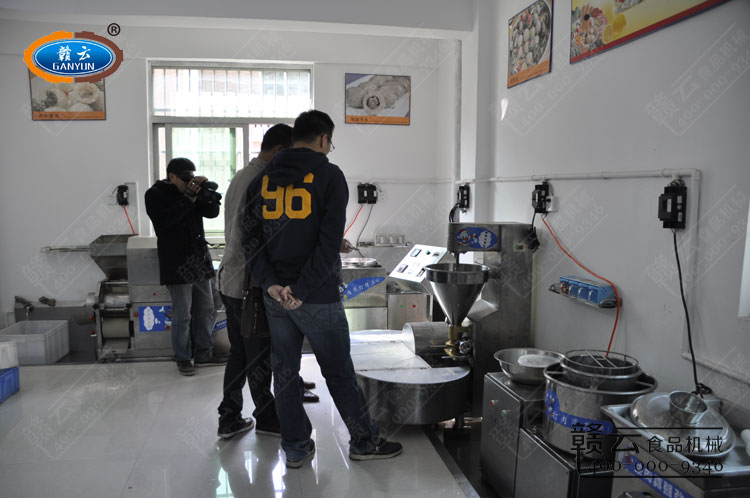 肉丸成型機(jī)和自動煮丸水槽對魚漿進(jìn)行定型和熟化