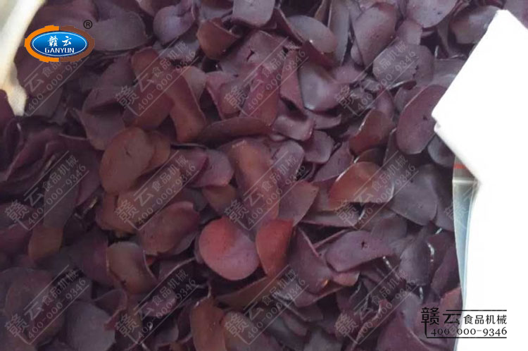 切出來(lái)的薯干經(jīng)過(guò)曬干