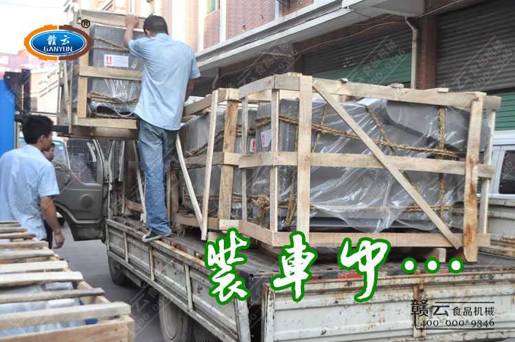 10臺切菜機(jī)裝車中